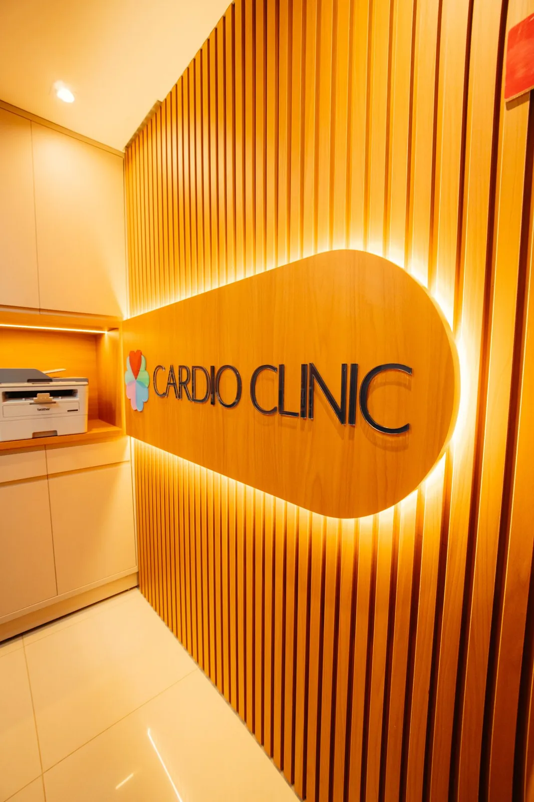Letreiro da CardioClinic na recepção